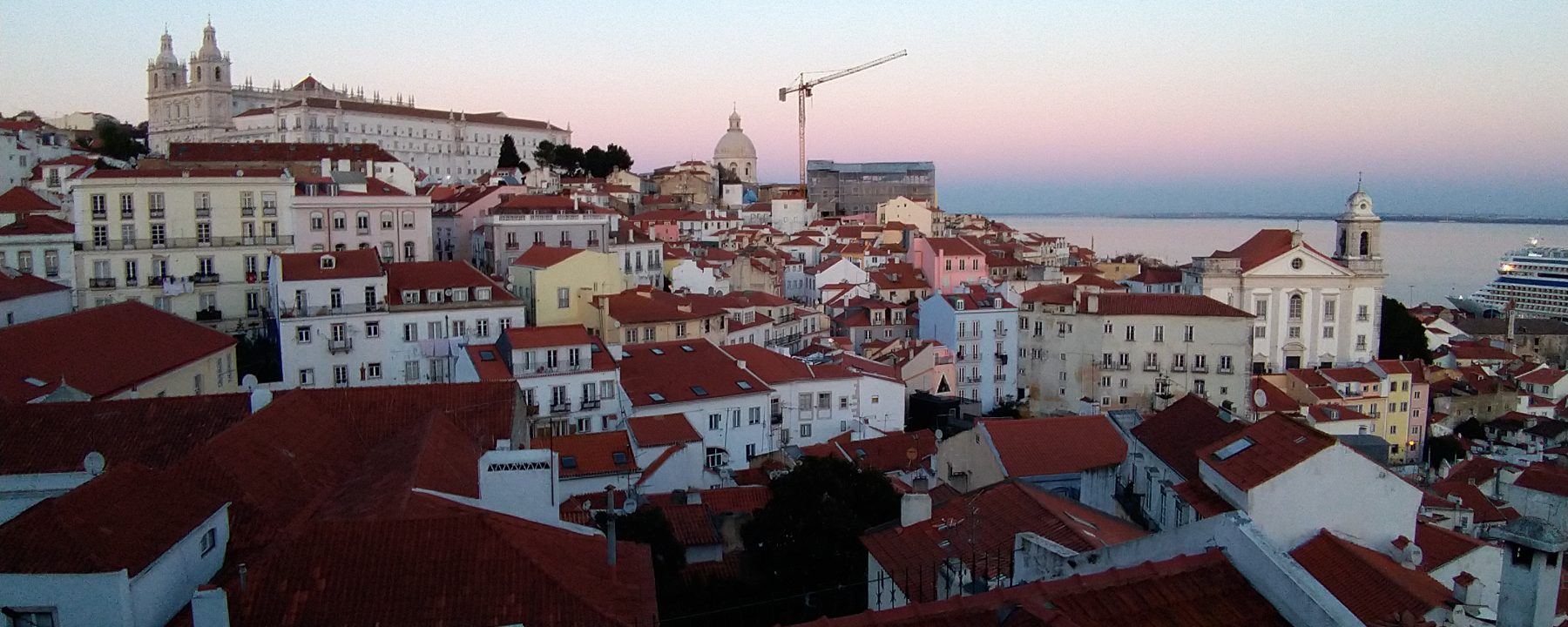 Vista della capitale portoghese, Lisbona, da uno dei miradouro cittadini, si vedono le numerose case bianche con i classici tetti rossi