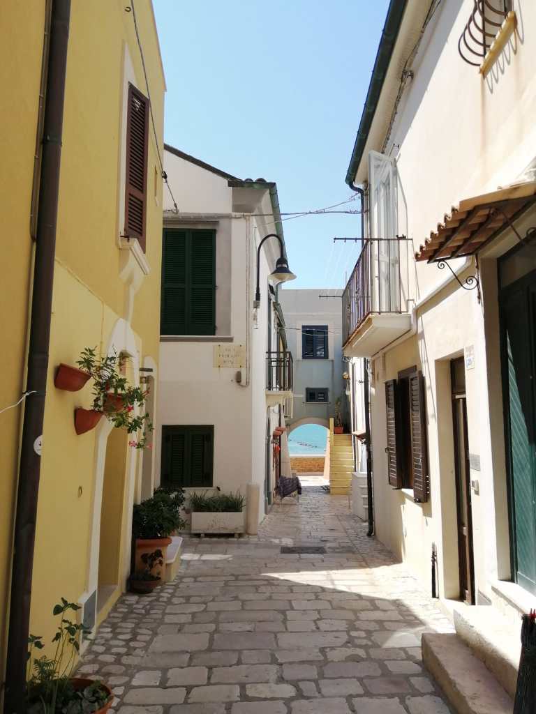 Scorcio nel centro storico dI Termoli con l'Adriatico sullo sfondo, Molise