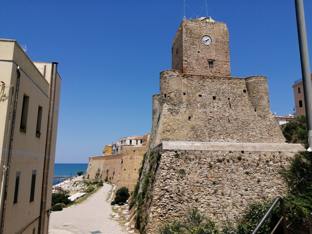 Il Castello Svevo di Termoli, sullo sfondo si vedono il borgo antico e il Mar Adriatico 