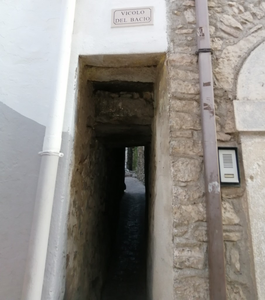 Il vicolo del Bacio nel centro storico di Vico del Gargano, Puglia