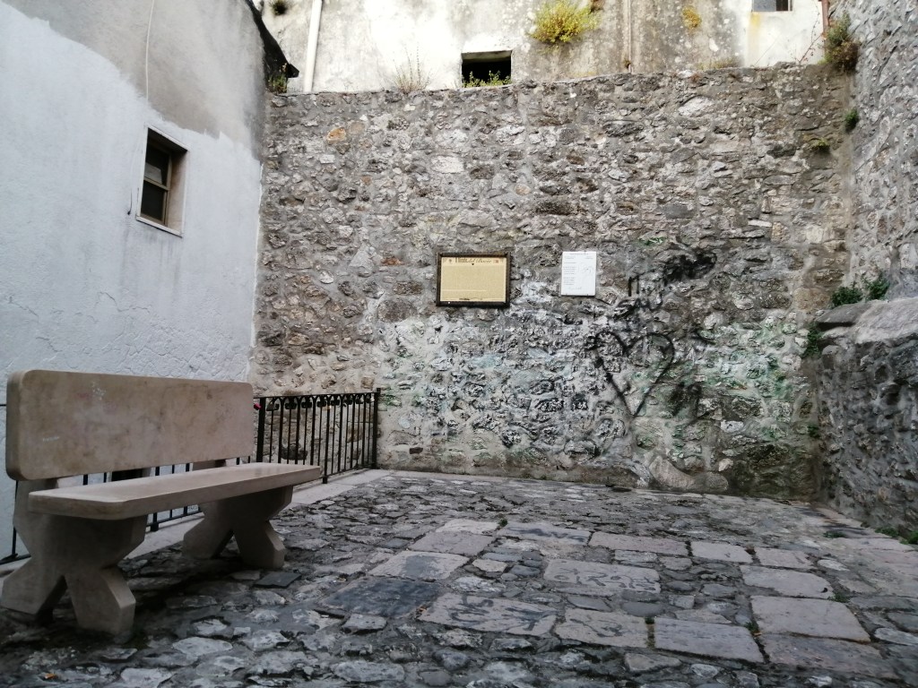La Piazzetta San Valentino con una romantica panchina nel mezzo, Vico del Gargano, Puglia