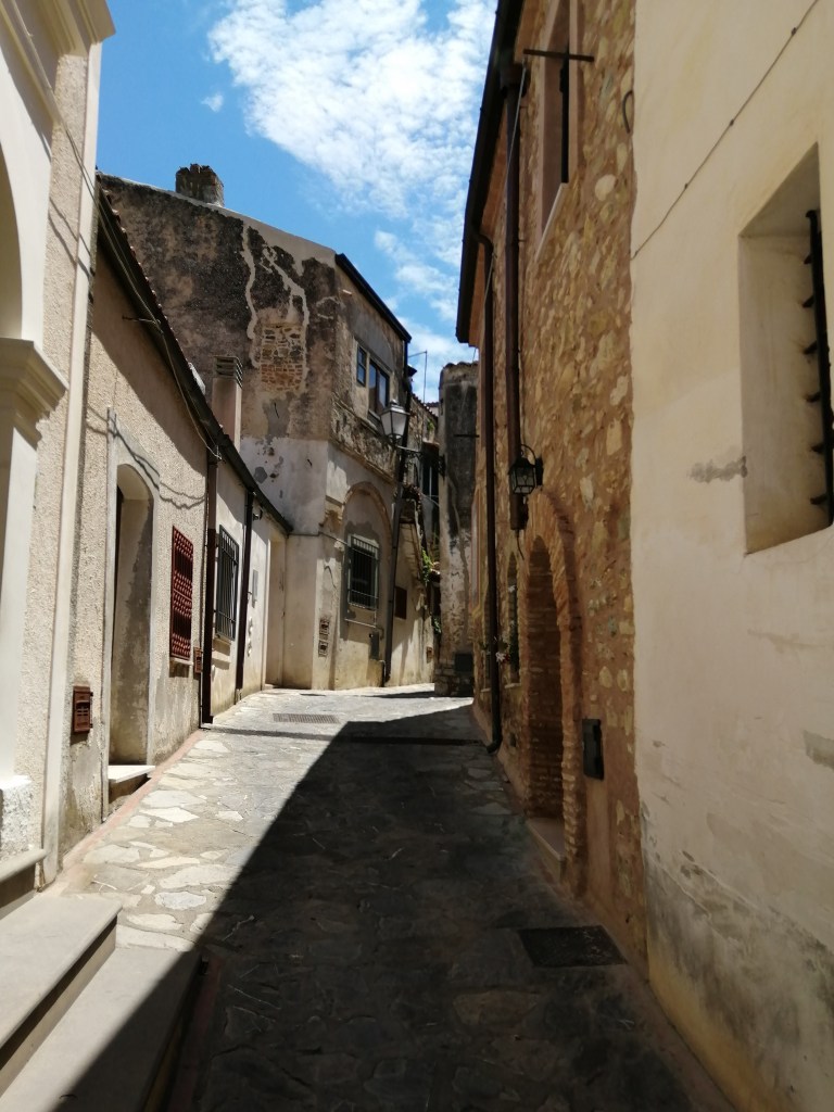 Vicoli del centro storico di Rocca Imperiale, Calabria