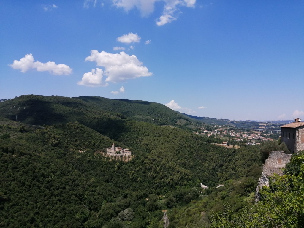 La vista dai Giardini di San Bernardo verso la Valle del Nera e l'Abbazia di San Cassiano. Narni, Umbria