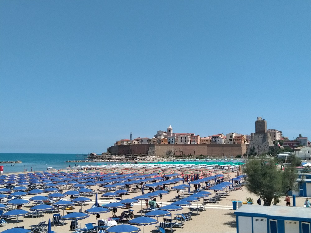 Vista del borgo di Termoli dal lungomare con il bellissimo centro racchiuso dalle mura che si allunga sul Mar Adriatico, Italia