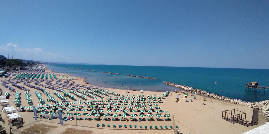 La spiaggia di Termoli e il Mar Adriatico visti dalle mura del borgo antico