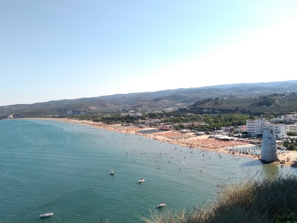 Vista panoramica sulla spiaggia di Vieste e sull'iconico Pizzomunno, Puglia, Italia
