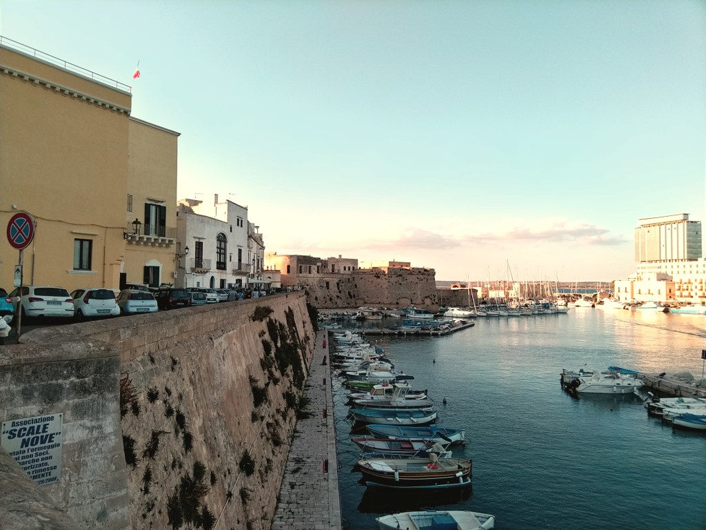 Le grandi mura di Gallipoli in una zona del porto