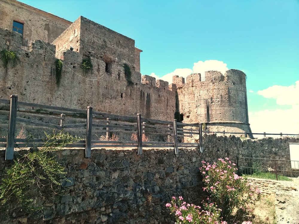 Castello Svevo che sovrasta il borgo calabrese di Rocca Imperiale