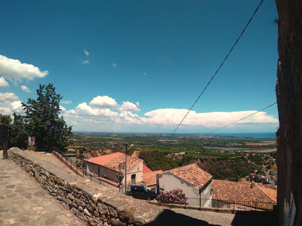 Vista da Rocca Imperiale sulla pianura sottostante e il Mar Ionio