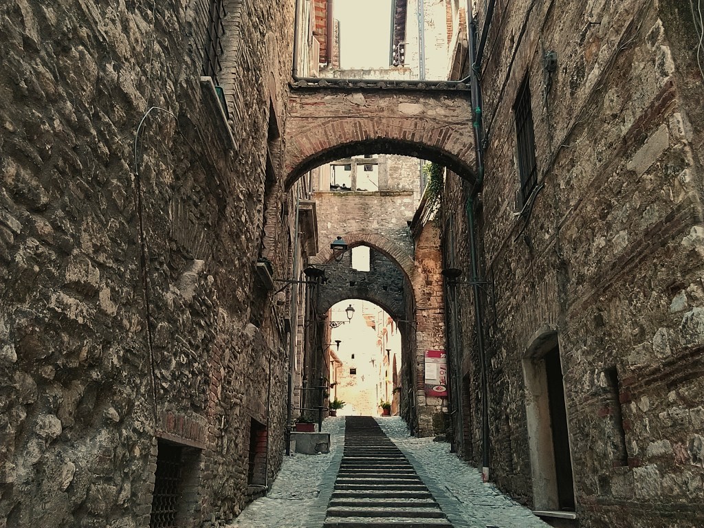 Via del Campanile nel centro storico di Narni, Umbria