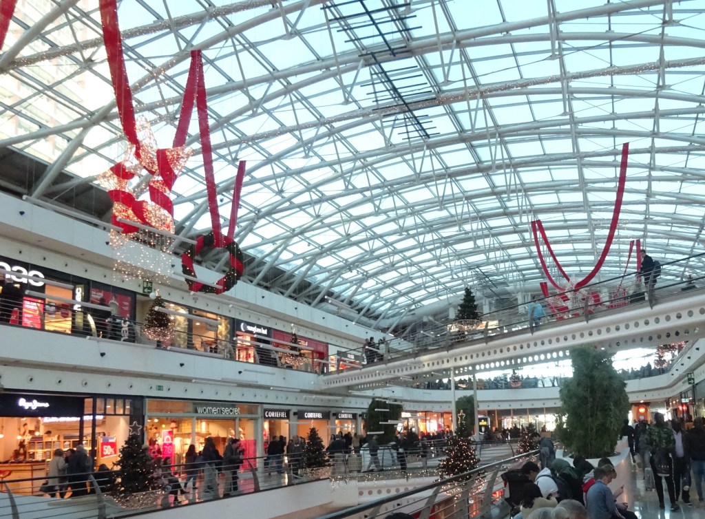 Interno del Centro Commerciale Vasco da Gama in forme moderne, Lisbona, Portogallo