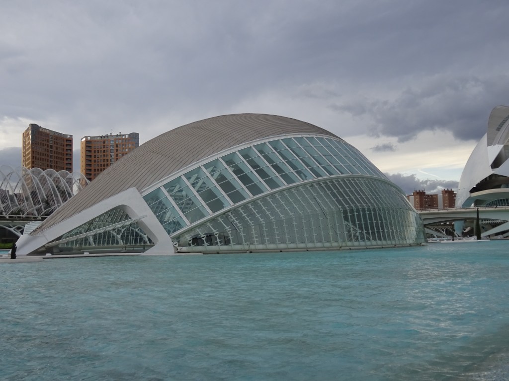 L'Hemisferic di Valencia, con la forma di un occhio, sulle acque della Città delle Arti e delle Scienze