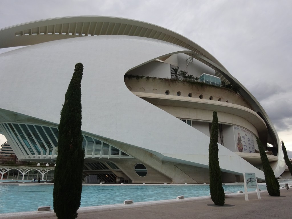 Palazzo della Regina Sofia sopra alle acque della Città delle Arti e delle Scienze, Valencia