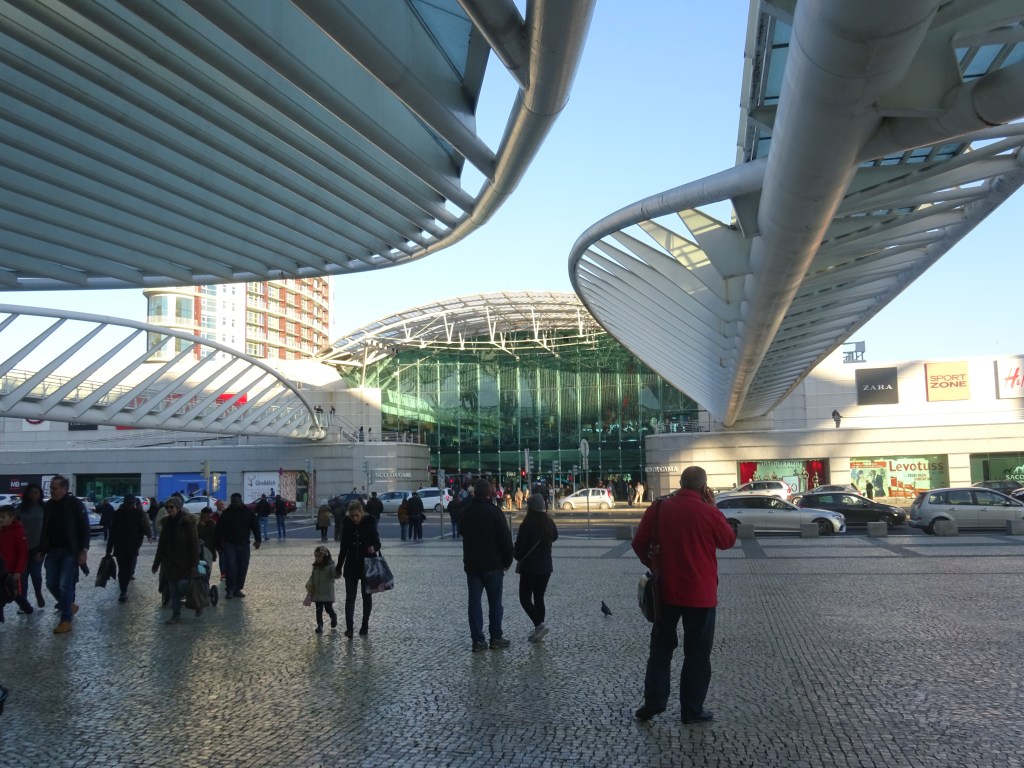La stazione di Oriente (gare do oriente) di Lisbona, presso il Parco delle Nazioni. Portogallo 
