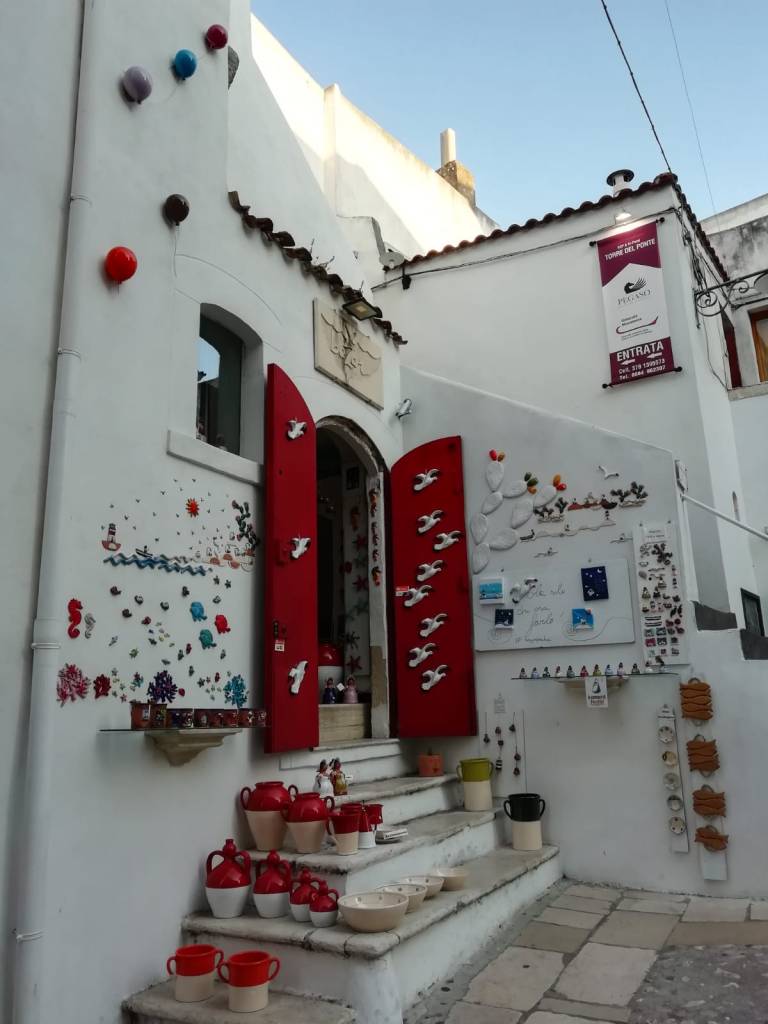 Uno dei negozi del centro di Peschici, finemente decorato e con le persiane rosse