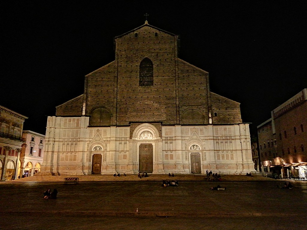 Basilica di San Petronio in Piazza Maggiore di notte, Bologna