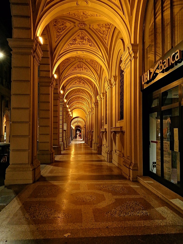 Portici di Via Farini di notte, Bologna