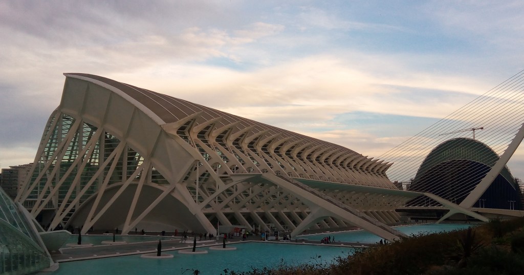Il museo delle scienze intitolato a Re Filippo, con la sua forma a scheletro, Valencia