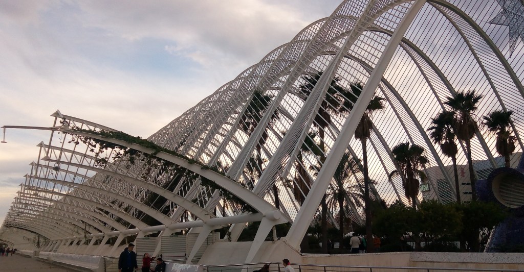 La galleria con piante e opere scultoree della Città delle Arti e delle Scienze: l'Umbracle