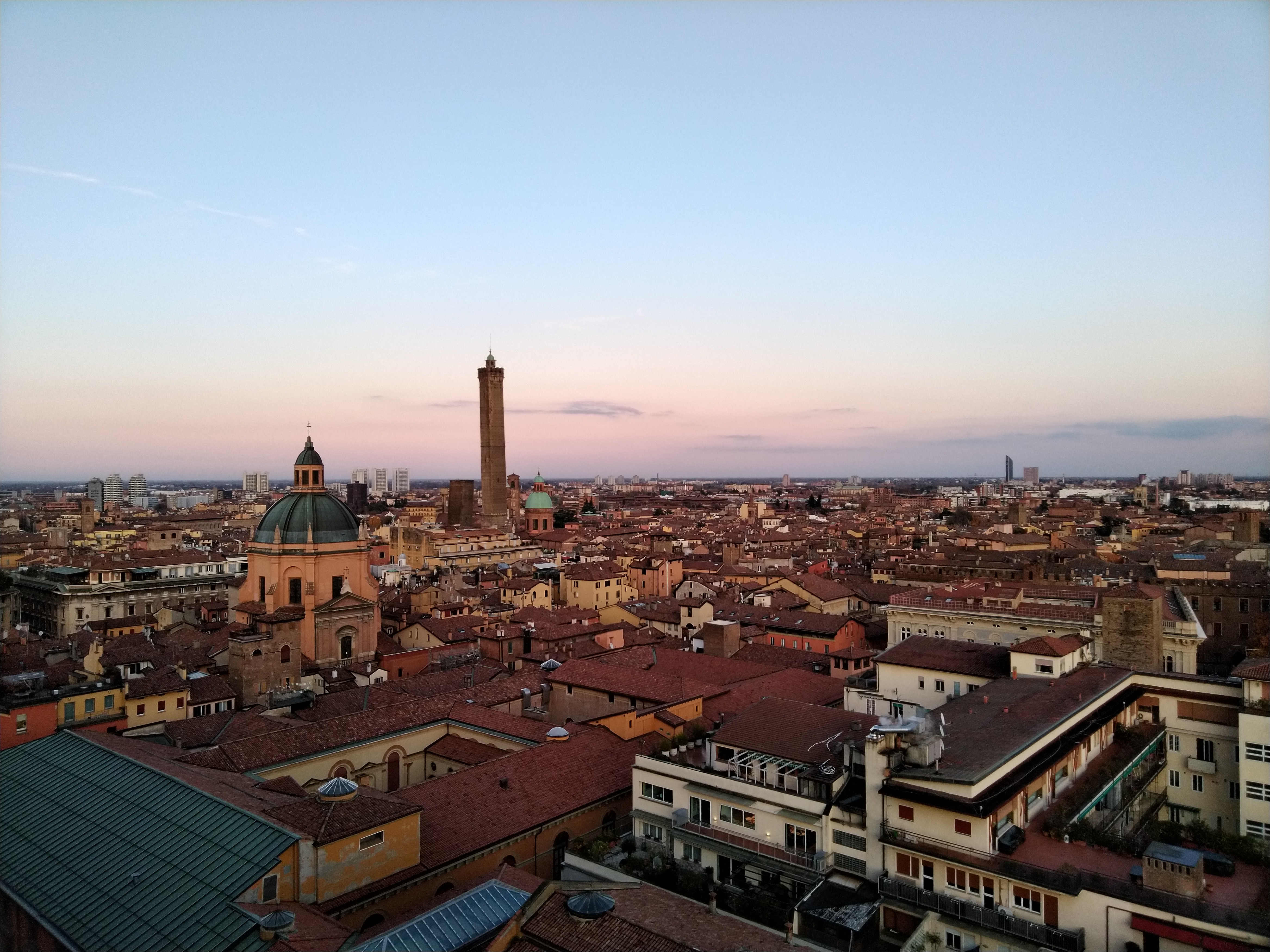 Vista dei tetti rossi di Bologna con il suo skyline inconfondibile con le 2 Torri che si impongono sugli altri palazzi