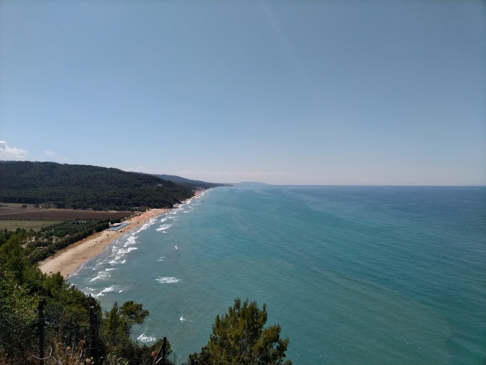 Panorama dalla Torre Monte Pucci, si vedono le colline del Gargano che arrivano fino al mare azzurro, una sottile striscia di sabbia separa i terreni coltivati dal Mare.