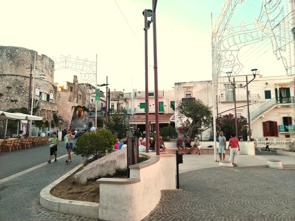 Vie centrali del borgo antico di Peschici, Puglia