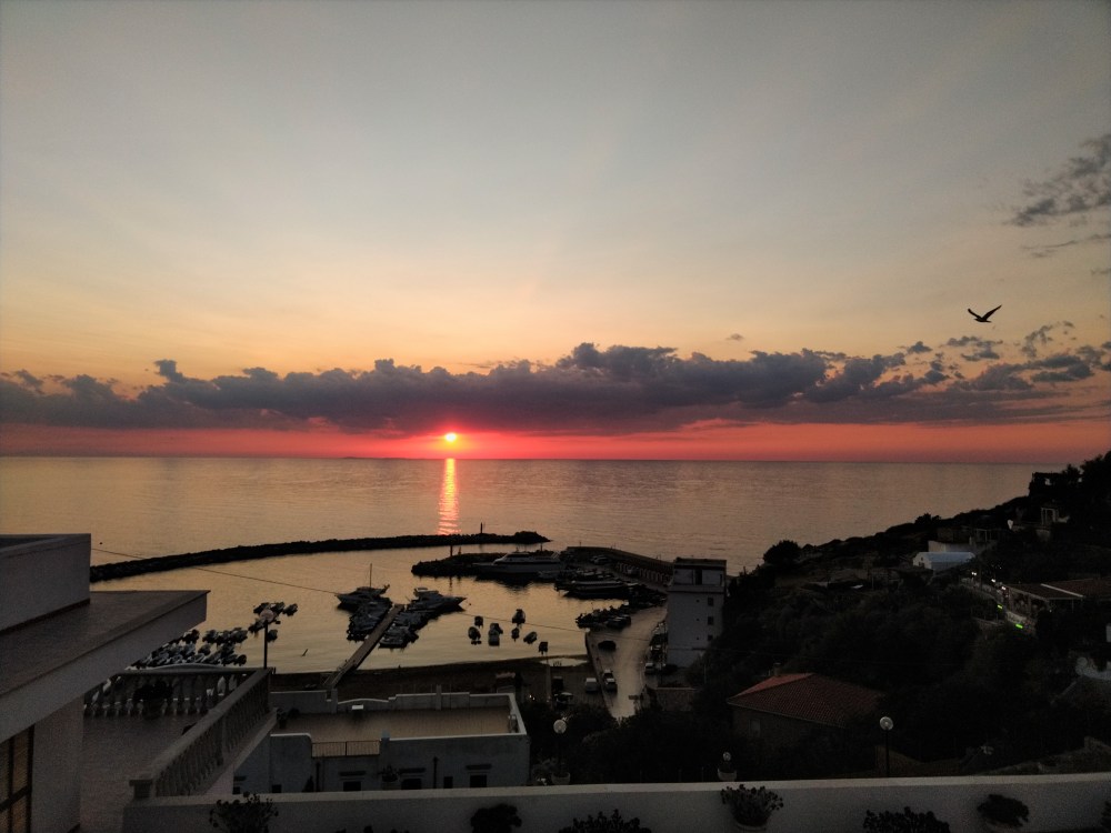 Tramonto a Peschici, nel Gargano, direttamente sul Mar Adriatico