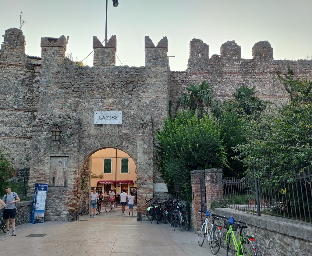 Le mura medievali che circondando Lazise, Veneto