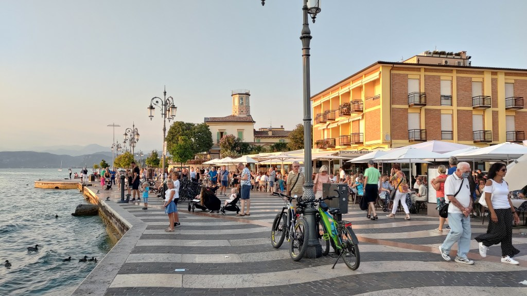 Il lungolago di Lazise con la caratteristca pavimentazione bianco-nera e alcuni locali che si affacciano sul Lago di Garda