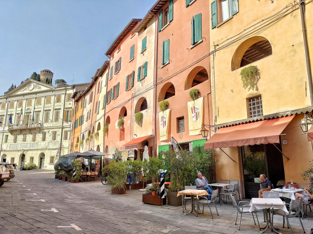Piazza Marconi a Brisighella con le bellissime facciate colorate dei palazzi che si affacciano sulla piazza. Brisighella, Emilia Romagna