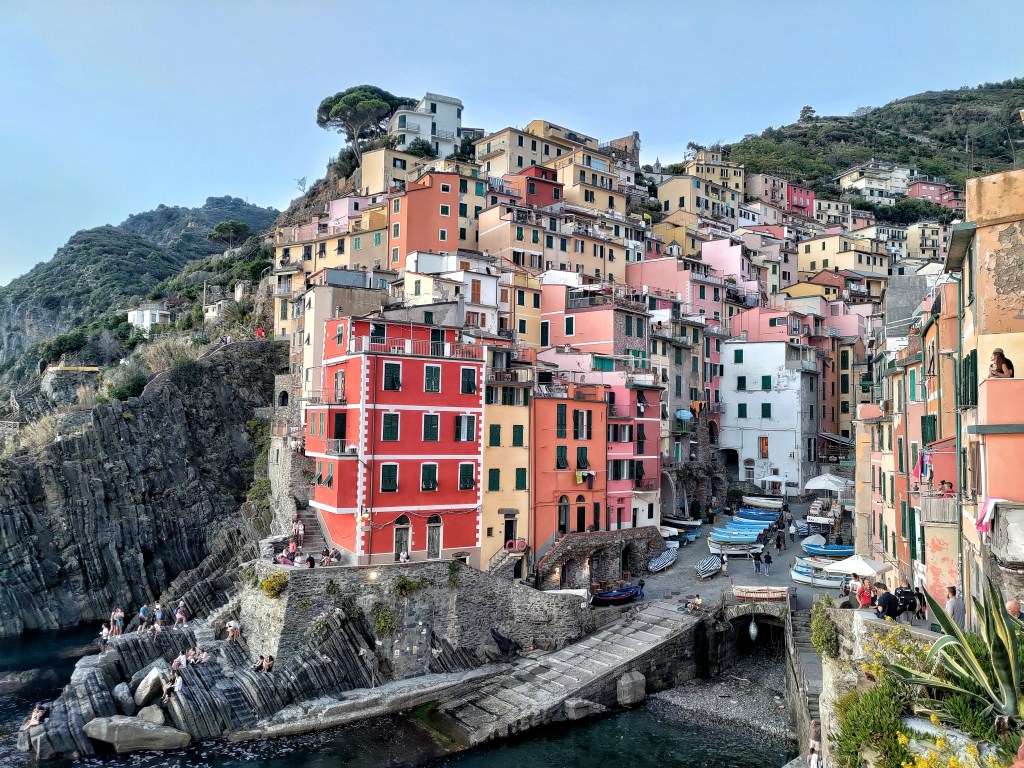 Il borgo di Riomaggiore, uno dei borghi delle Cinque Terre, con le sue case colorate direttamente sul mare