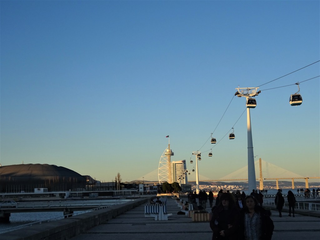 La funivia del Parco delle Nazioni e, sullo sfondo, la Torre Vasco da Gama e il Ponte Vasco da Gama, Lisbona
