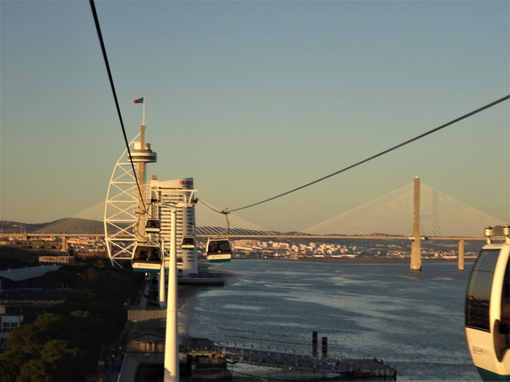 La funivia del Parco delle Nazioni di Lisbona con la Torre Vasco da Gama e il Ponte Vasco da Gama sul fiume Tejo