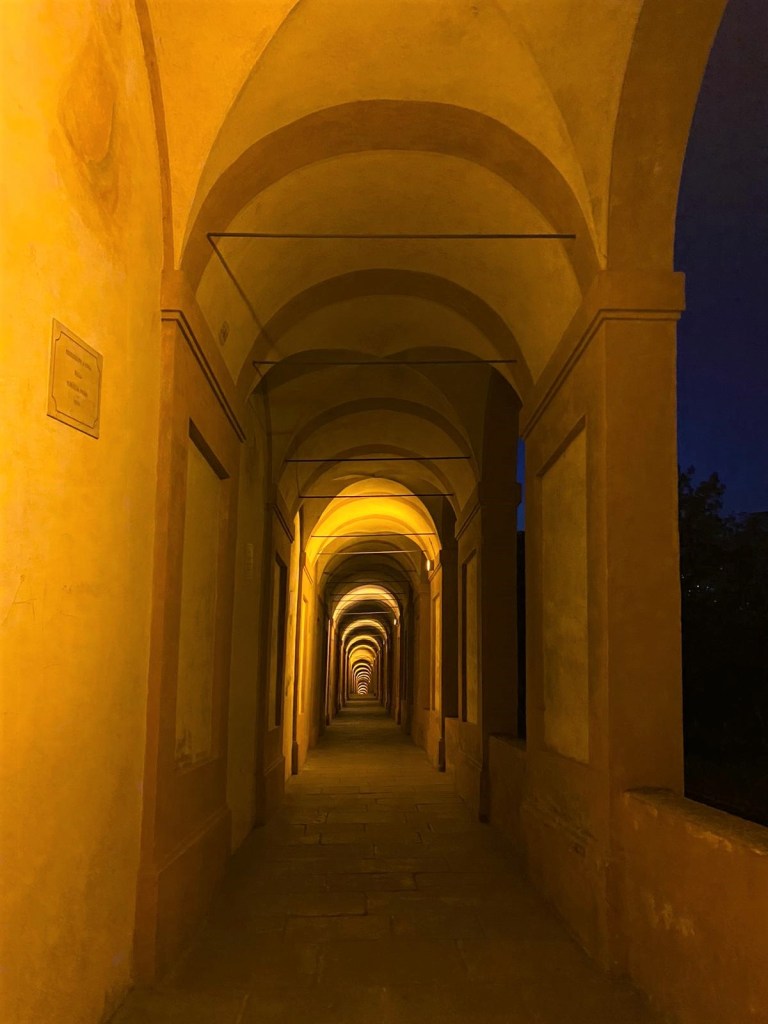 Il Portico di San Luca illuminato di notte, Bologna