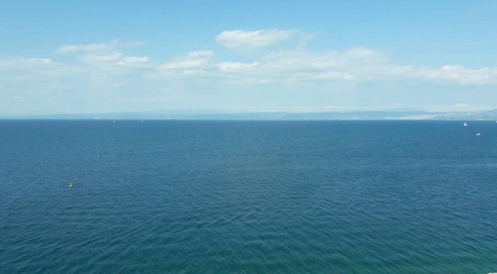 Il Mar Adriatico con la costa italiana in lontananza visti da Pirano, Slovenia