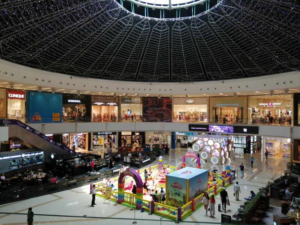 Interno di una parte del Dubai Marina Mall, Dubai 