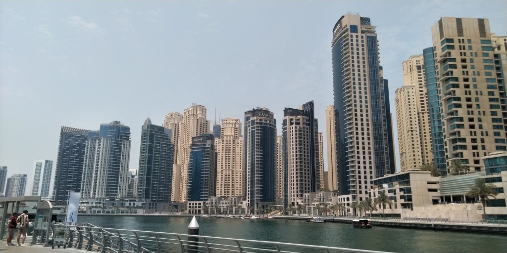 La Marina di Dubai con i suoi immensi grattaccieli in una calda giornata di agosto. Dubai, EAU