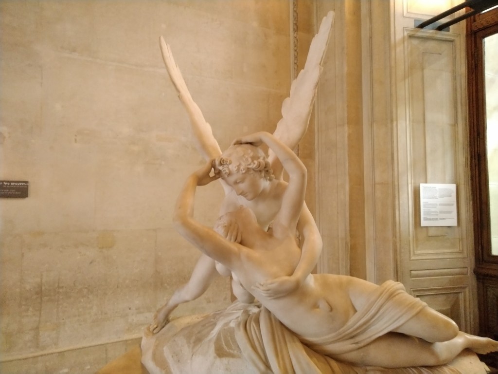 Il gruppo scultoreo di Amore e Psiche di Canova esposto al Louvre, Parigi