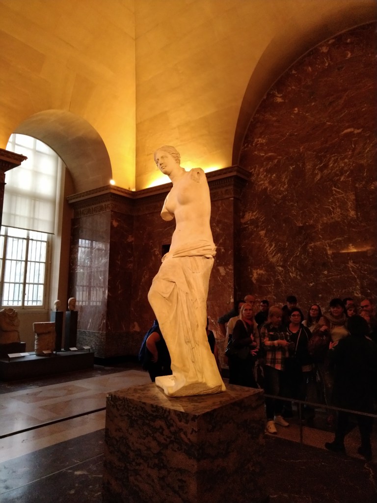 La Venere di Milo, scultura greca esposta al Louvre, Parigi