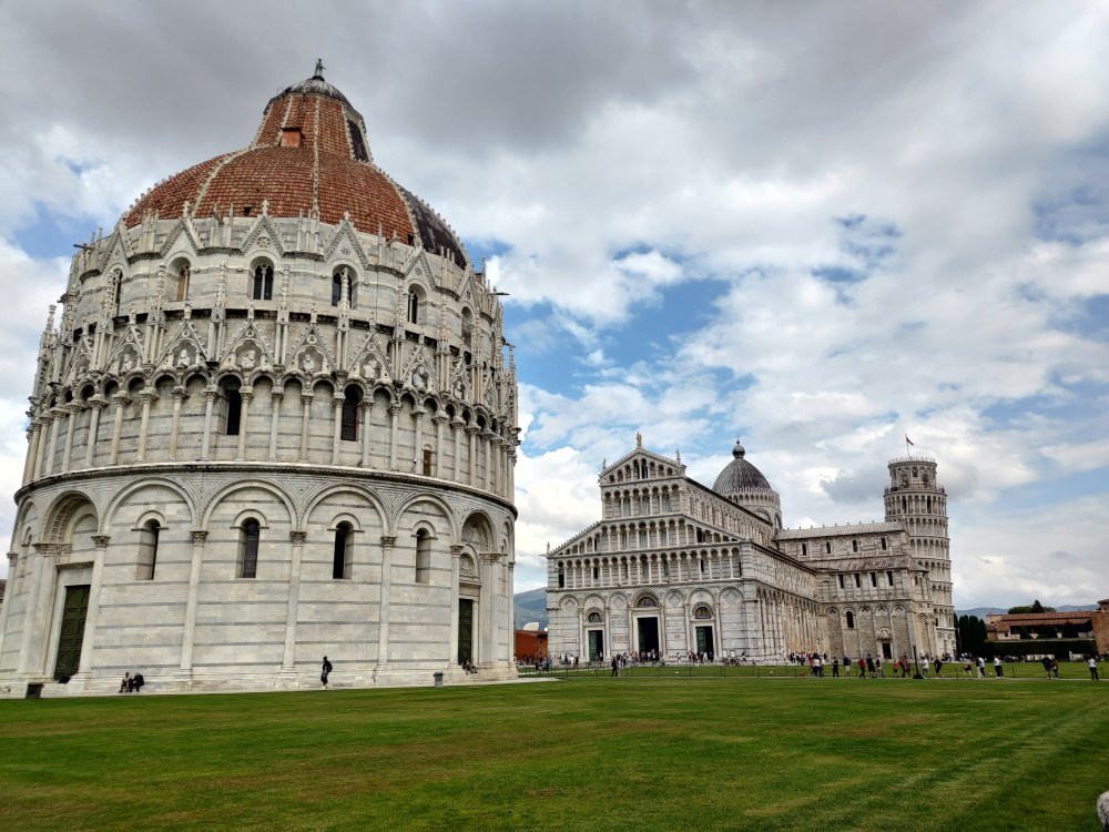 La meravigliosa Piazza dei Miracoli di Pisa con il Battistero davanti, poi il Duomo e infine la famosa Torre di Pisa