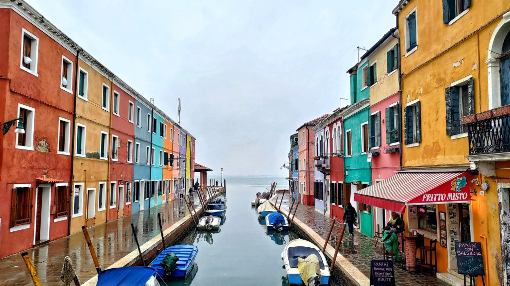 Burano con le case colorate affacciate su un canale. Burano, Venezia, Veneto, Italia