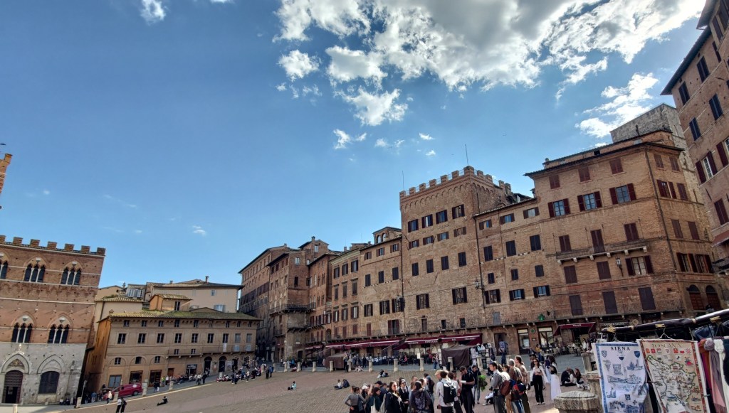 Il Palazzo d'Elci e altri edifici storici affacciati su Piazza del Campo a Siena
