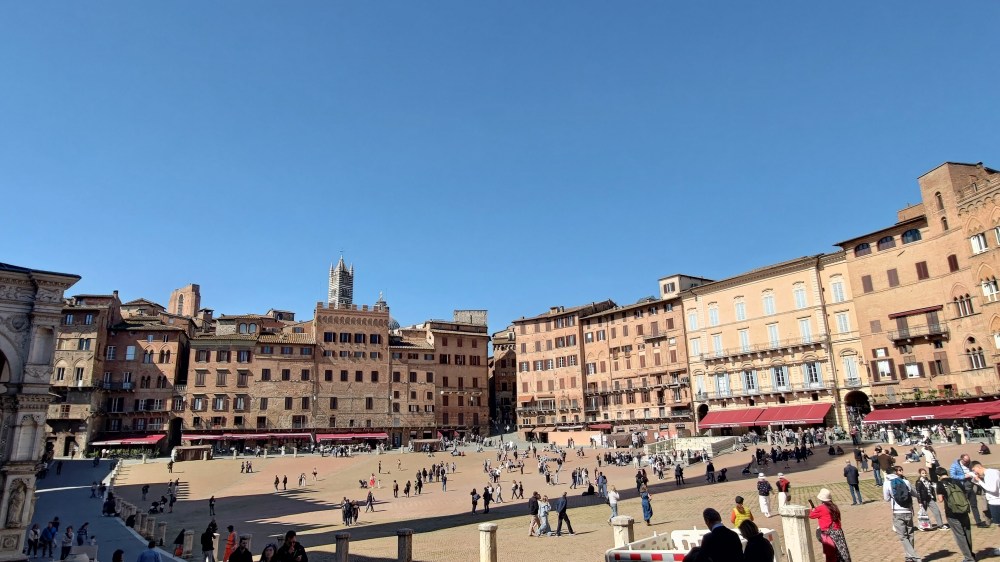 Particolare di Piazza del Campo in direzione del Palazzo d'Elci e con vista sul campanile del Duomo, Siena
