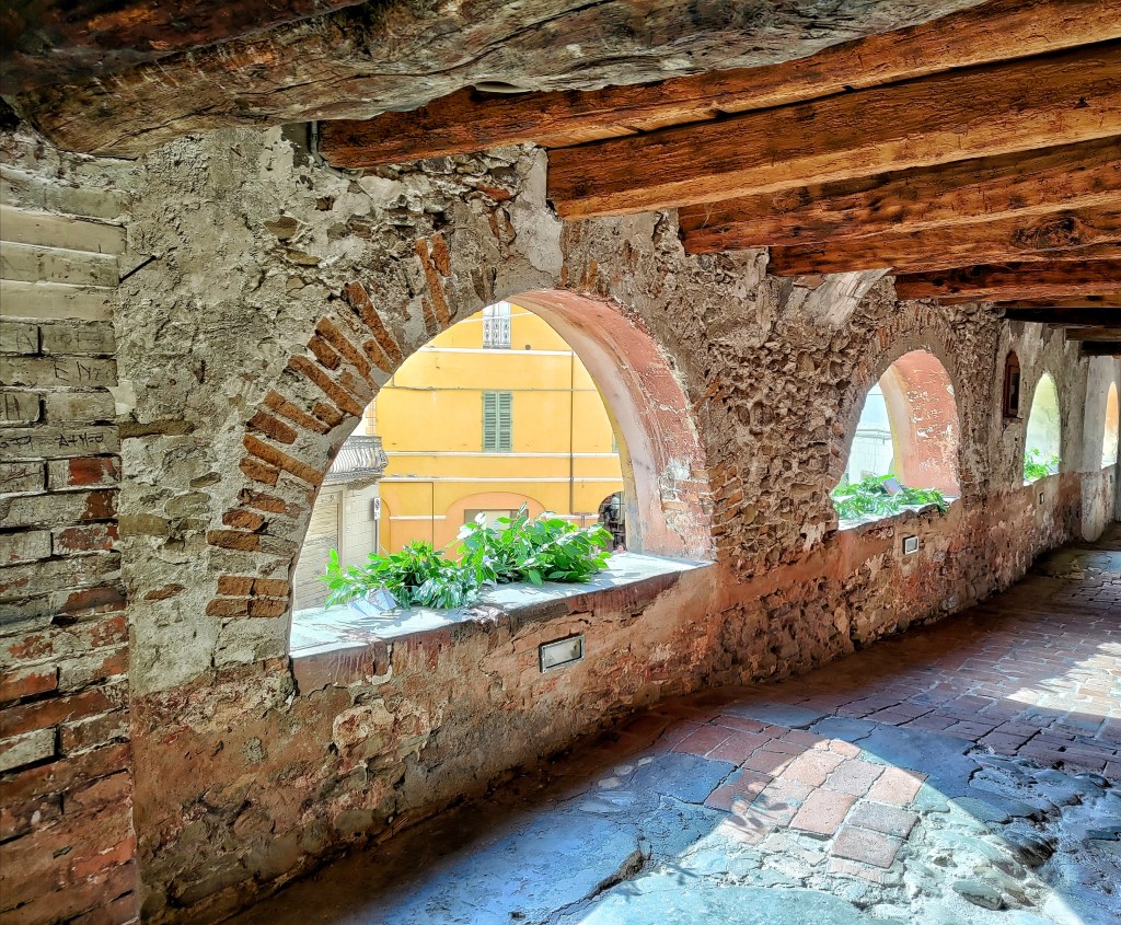 Via degli Asini nel centro di Brisighella, l'unica strada sopraelevata e costruita all'interno di altre case di epoca medievale, Brisighella, Emilia Romagna, Italia