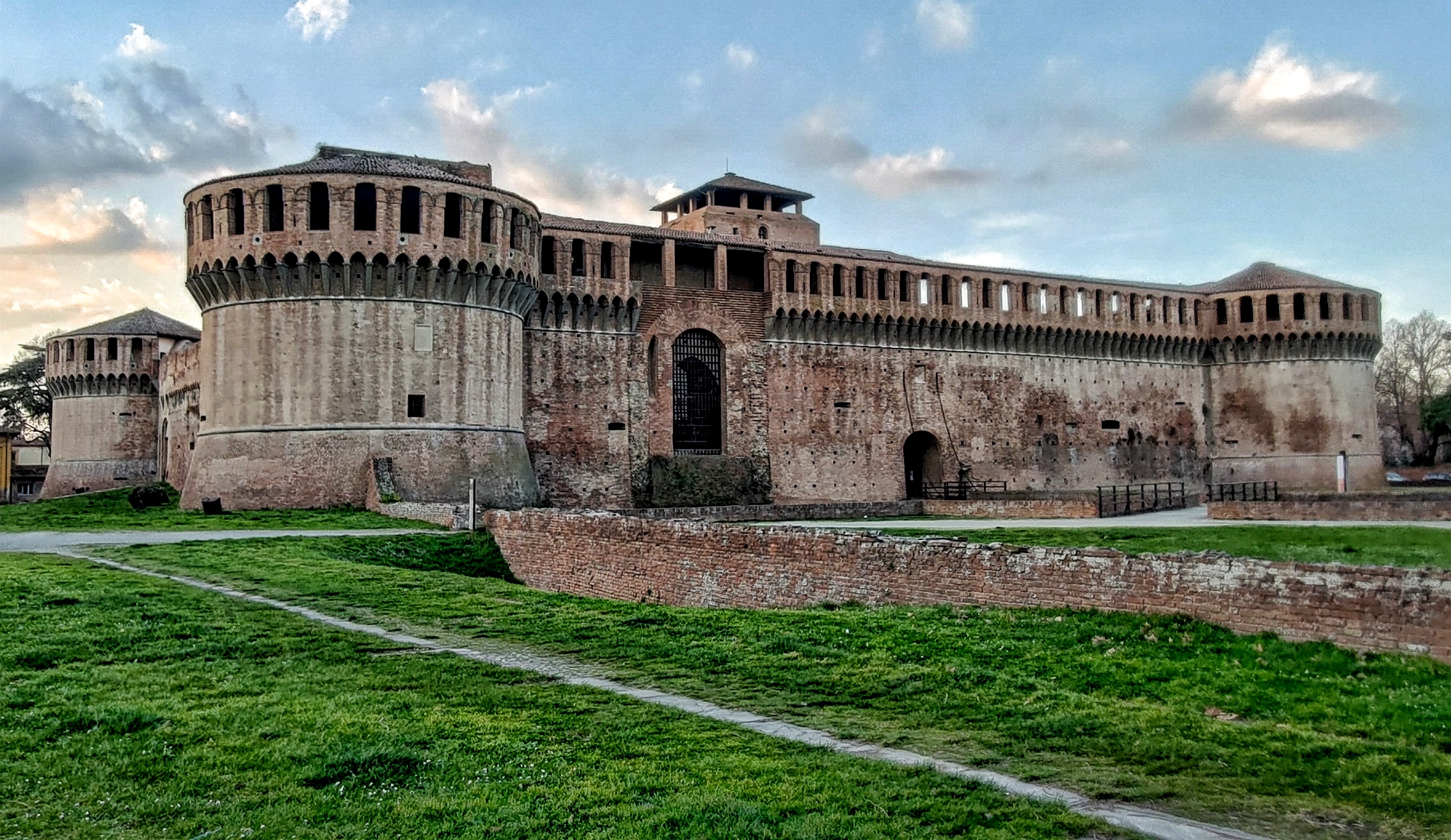 La possente Rocca Sforzesca di Imola che si impone allo sguardo, Emilia Romagna