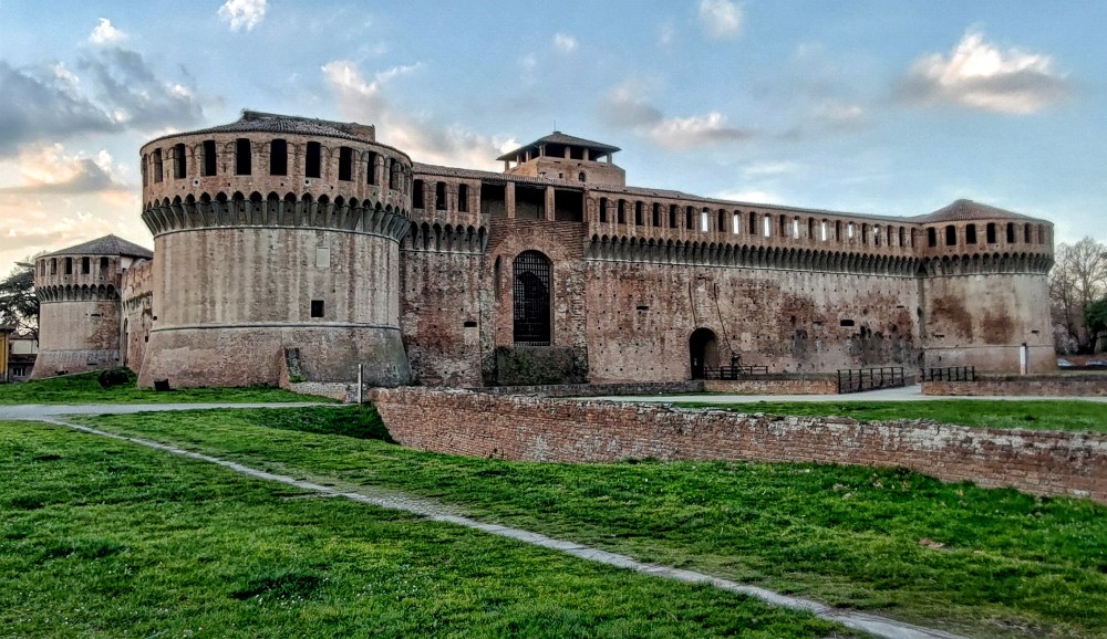 La possente Rocca Sforzesca nel centro di Imola, Emilia Romagna