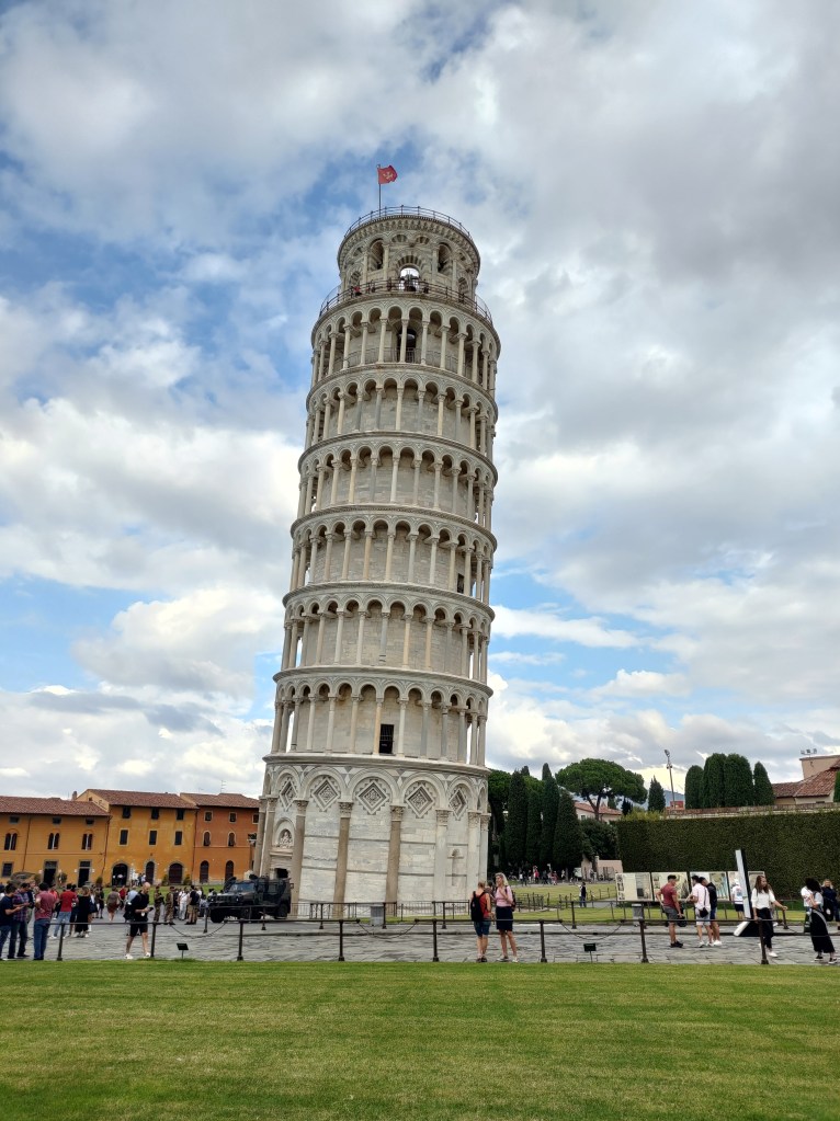 a bellissima Torre di Pisa in Piazza dei Miracoli: uno dei monumenti più celebri della Toscana e di tutta l'Italia
