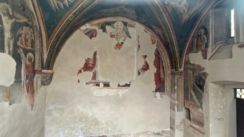 Cappella Tega nel centro di Spello con i resti degli antichi affreschi, Umbria