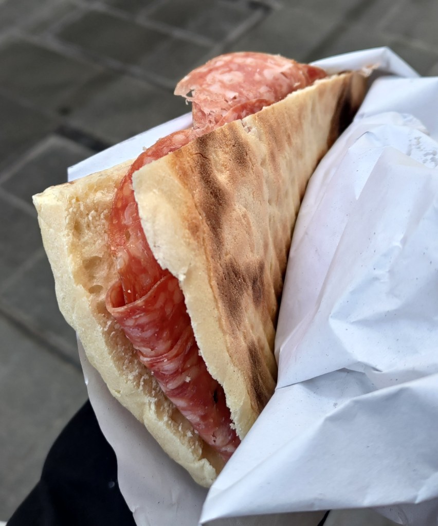 La tradizionale torta al testo con salumi, Umbria