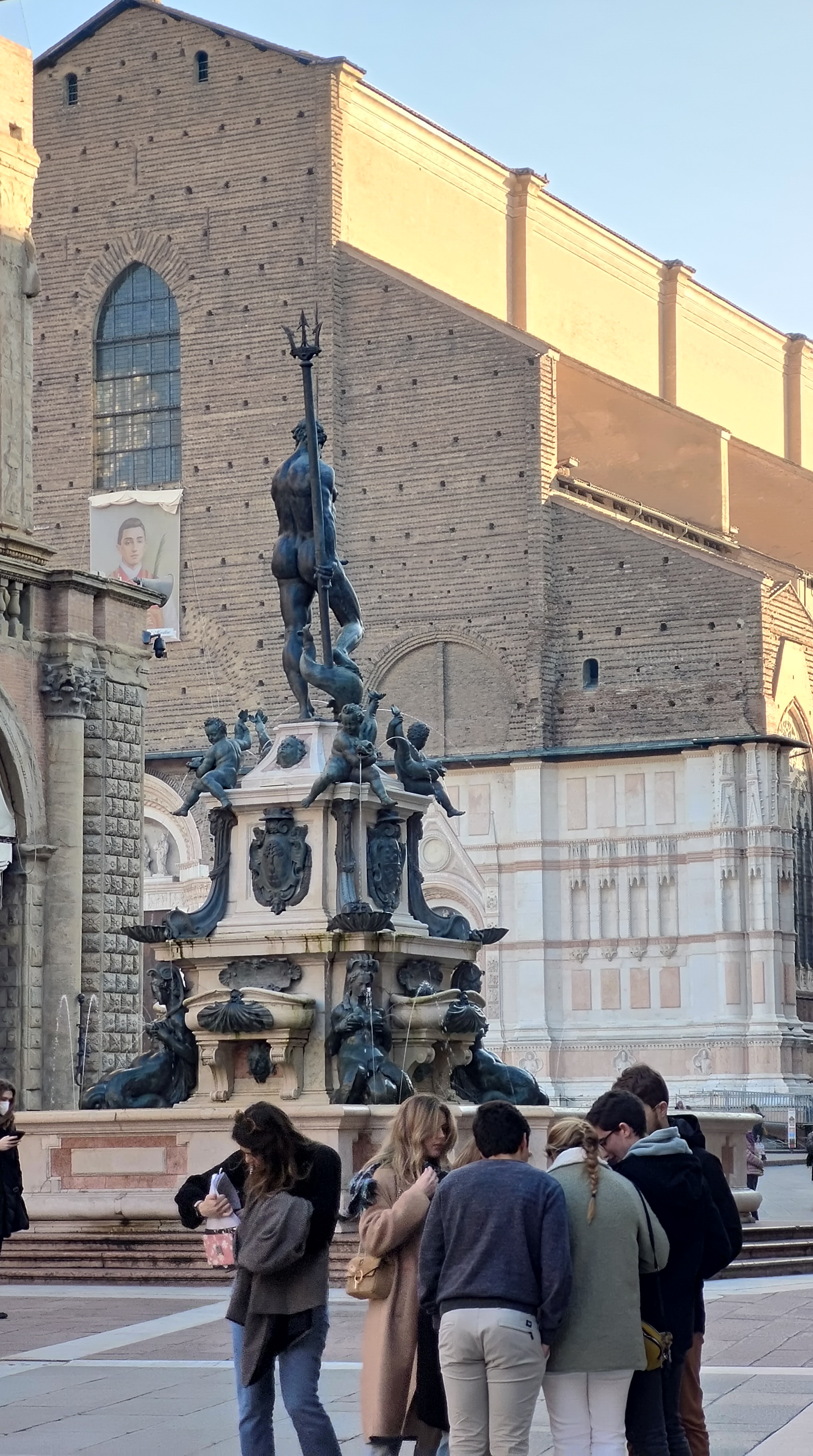La Statua del Nettuno in Piazza Maggiore a Bologna vista dalla Pietra Nera